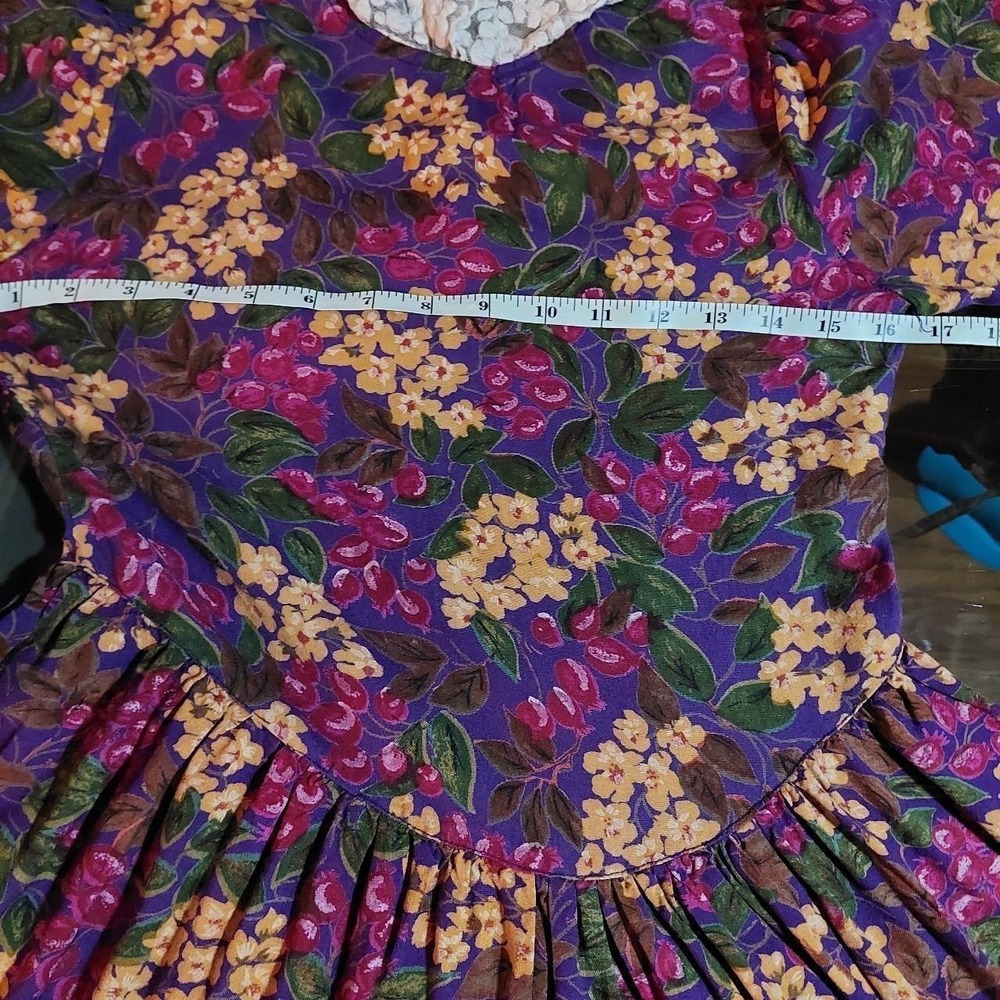 Vintage floral long sleeve dress with lace collar and bow detail. - Picture 4 of 8